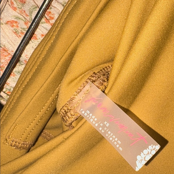 Free People “Hearts A Flutter” Gold Yellow Leggings W/Exposed ruffled seam work - Picture 5 of 5